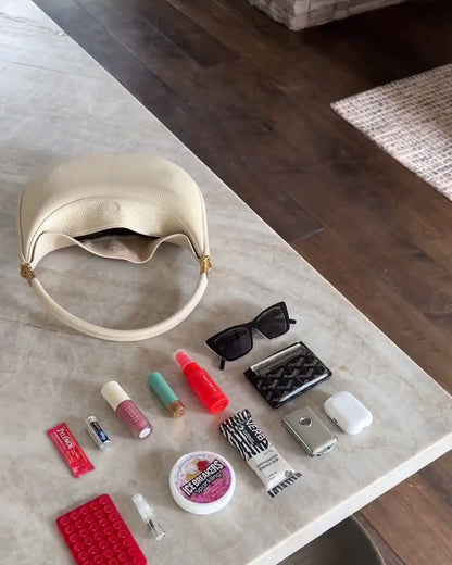 Effen kleur elegante halvemaanvormige schoudertas onder de arm